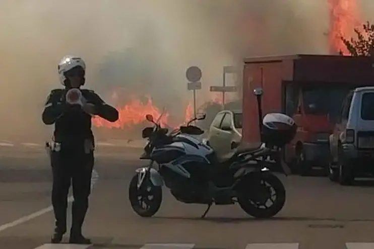 L'incendio (foto L'Unione Sarda - Busia)