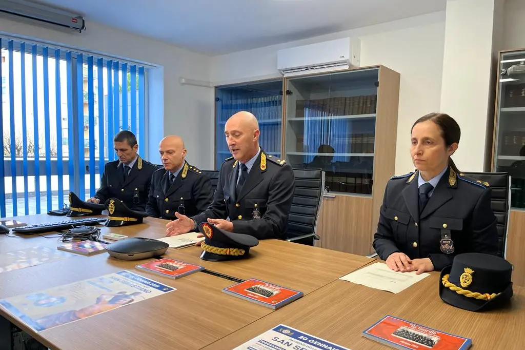 Il comandante della Polizia Locale di Cagliari, Guido Calzia (al centro) con i suoi collaboratori