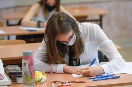 Studentessa (foto Ansa/Epa)