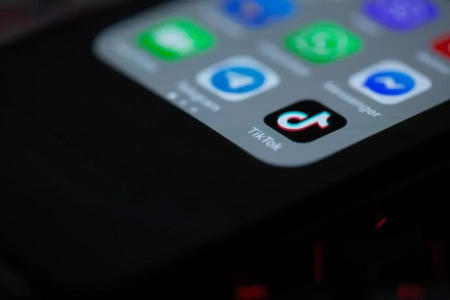 L'icona di TikTok su uno smartphone (Unsplash)