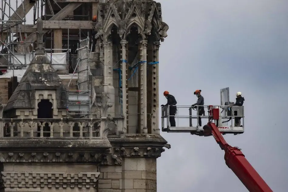 Incendio a Notre-Dame, al via lo smontaggio dell'impalcatura
