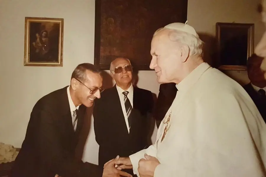 Giovanni Maria Tamponi con papa Giovanni Paolo II (foto concessa da Giuseppe Tamponi)