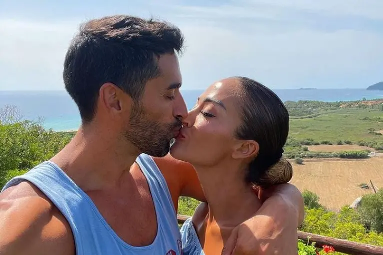 La coppia Palmas-Magnini a Costa Rei (foto Instagram)