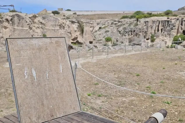 Un sentiero e un cartello con indicazioni nel parco di Tuvixeddu