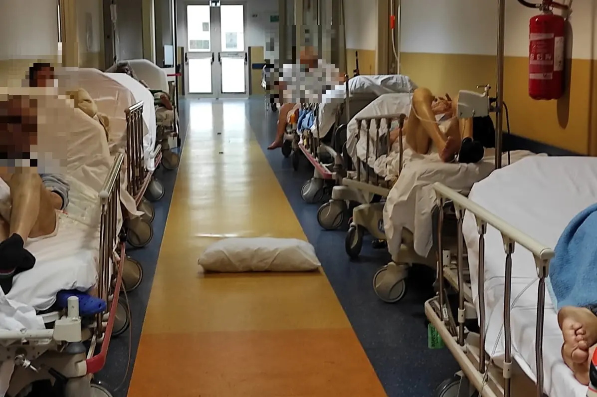 Pazienti in barella questa mattina nei corridoi del Santissima Trinità (L'Unione Sarda)