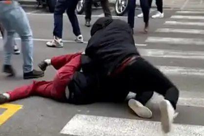 Pugni e calci davanti a liceo di Firenze (foto Ansa)