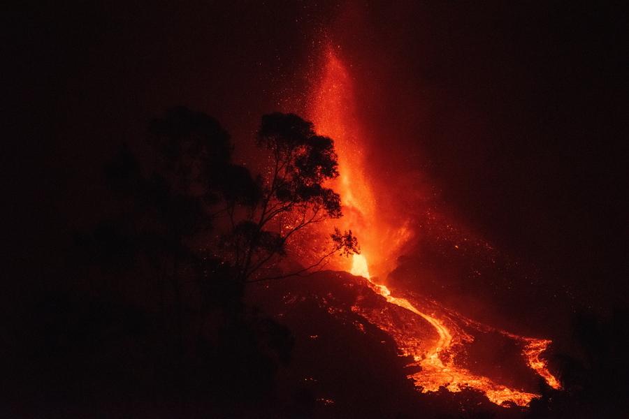 Canarie, il vulcano Cumbre Vieja in azione da 15 giorni: distrutti mille edifici, cancellati 30 ettari di mare