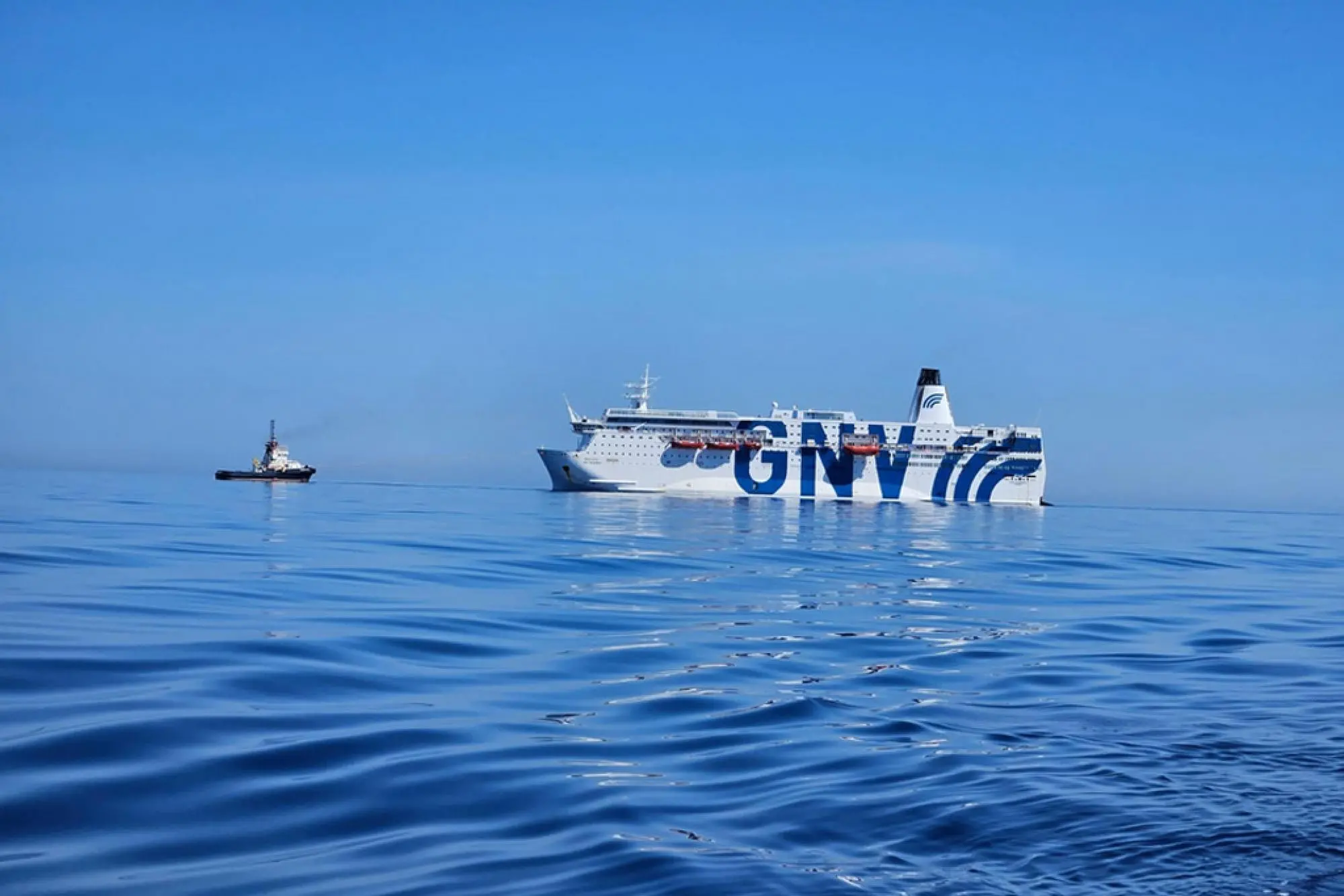 La Gnv Azzurra verso Porto Torres (foto Ansa)