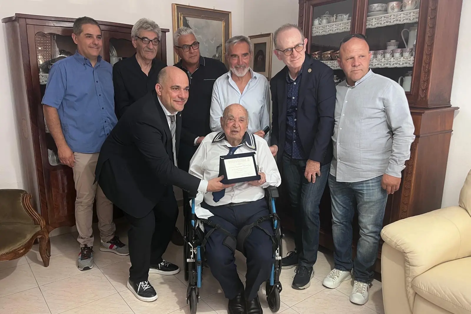 Francesco Bianchina con il direttivo della Soms (foto concessa)