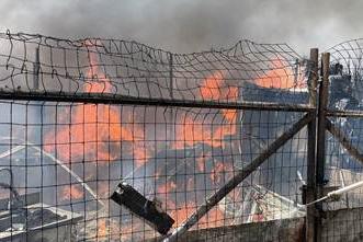 Le fiamme a Settimo (Foto Serreli)