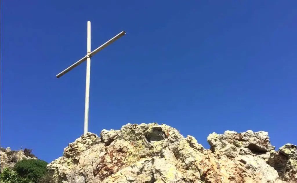 La croce posta sul luogo dell'incidente
