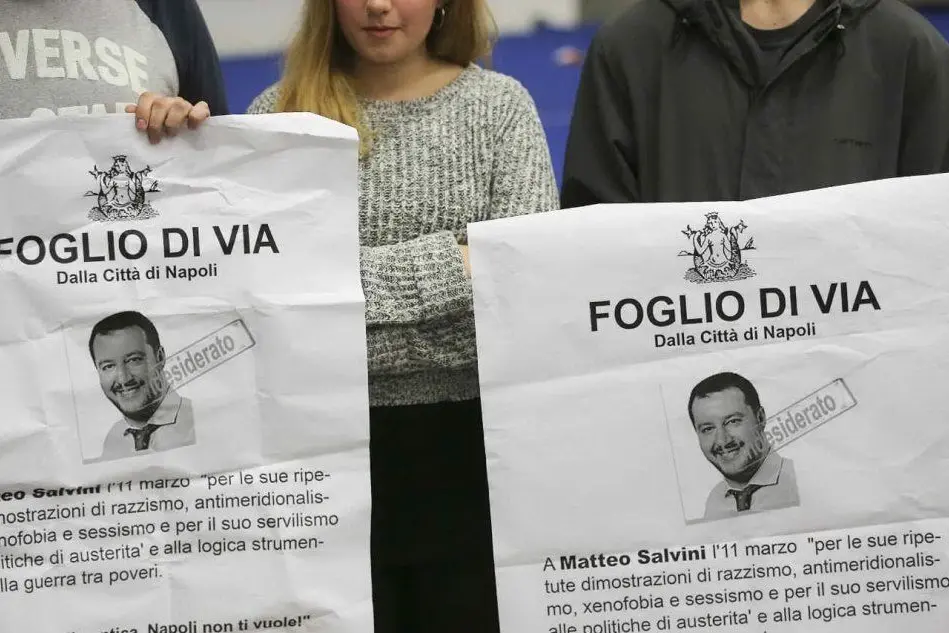 I volantini con un simbolico &quot;foglio di via&quot; per Salvini