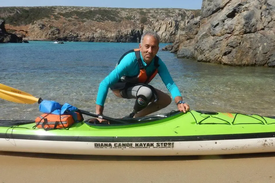 Lino Cianciotto con il suo kayak (L'Unione Sarda - F.Manca)