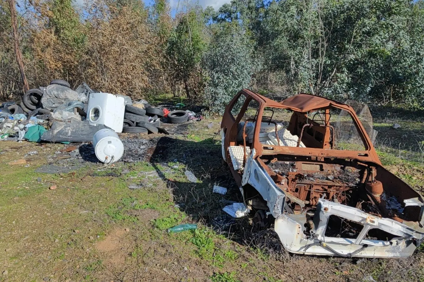 Uta, rifiuti abbandonati in campagna