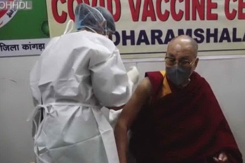 Il Dalai Lama vaccinato con AstraZeneca, ha 85 anni VIDEO
