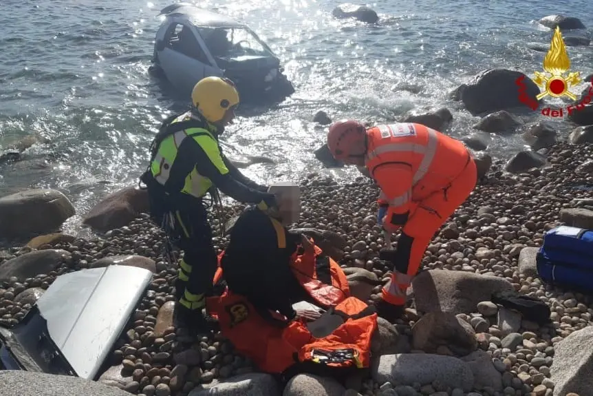 L'auto finita in mare a Torre delle Stelle  (Foto: Vigili del fuoco)