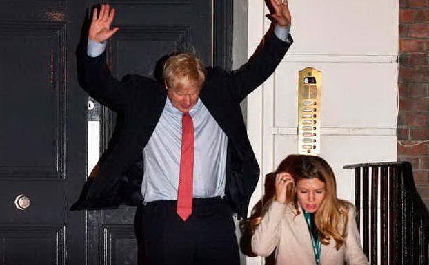 Boris Johnson esulta dopo la vittoria (archivio L'Unione Sarda)