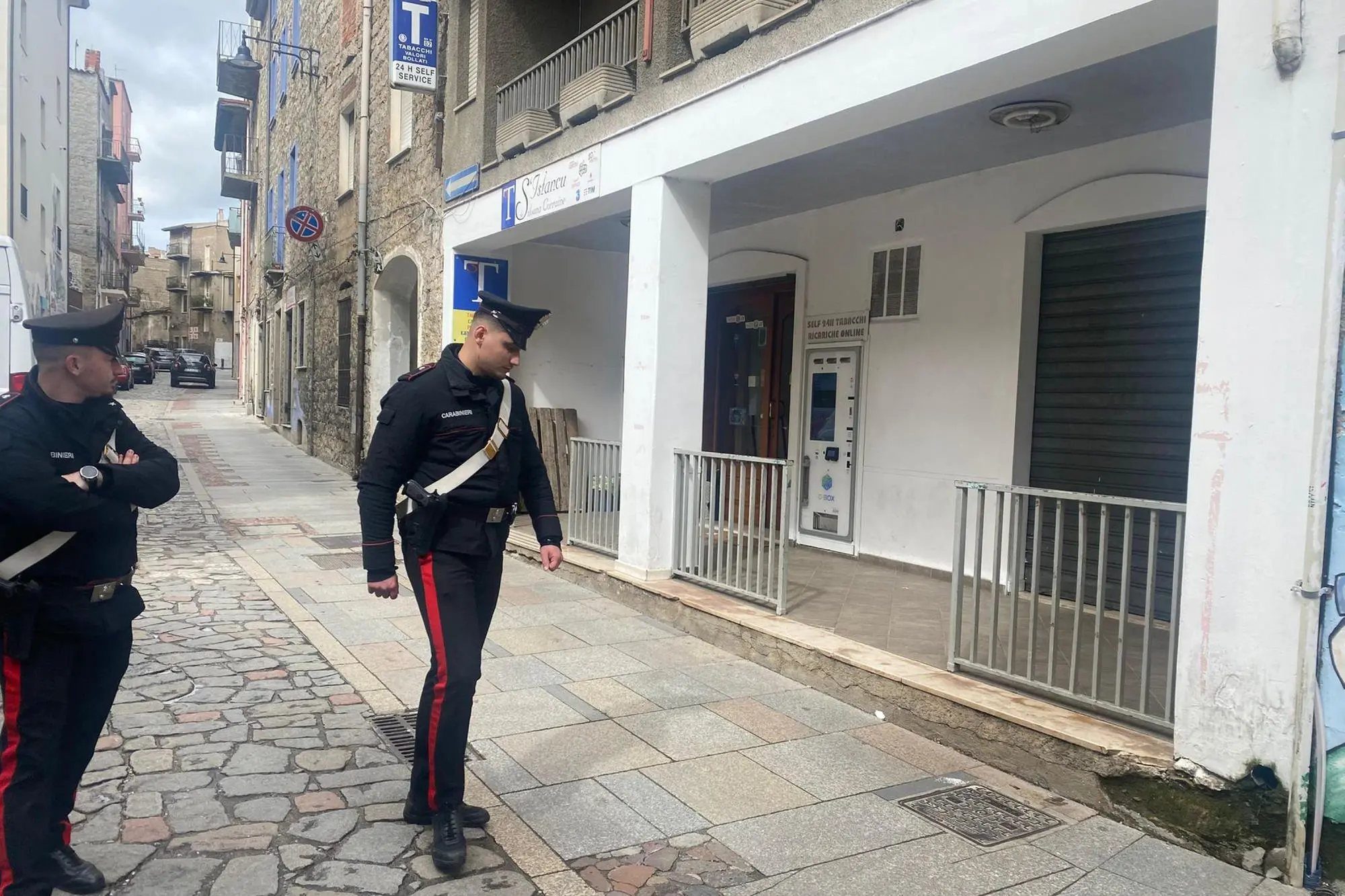 I carabinieri sul luogo dove un furgone portavalori, tabacchi e valori bollati, è stato rapinato a Orgosolo, 17 marzo 2025. ANSA/ Luca Urgu