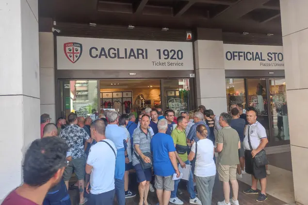 I tifosi in coda allo store di piazza L'Unione Sarda (L'Unione Sarda)