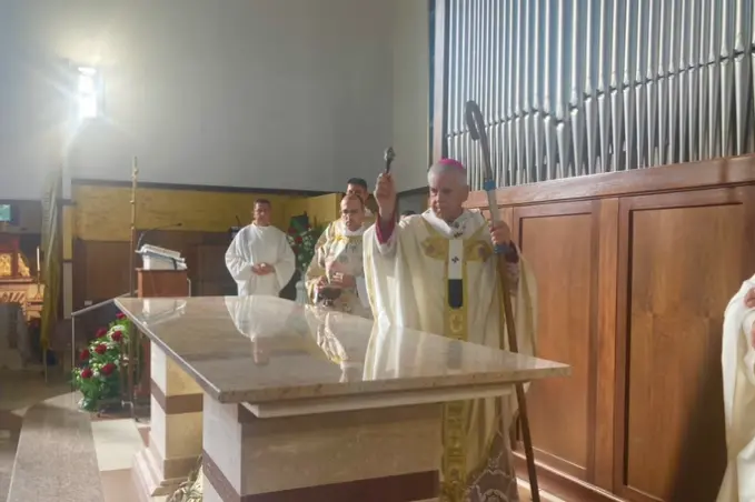 L'arcivescovo Soddu benedice l'altare del Cristo Risorto (foto Pala)