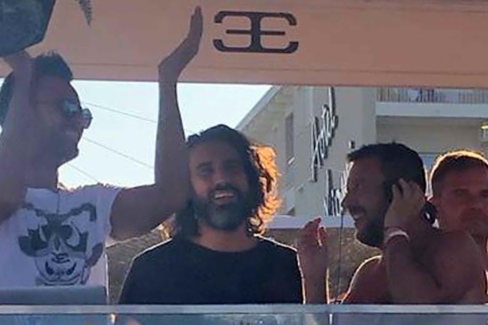 Salvini a destra in consolle al Papeete Beach (Ansa)