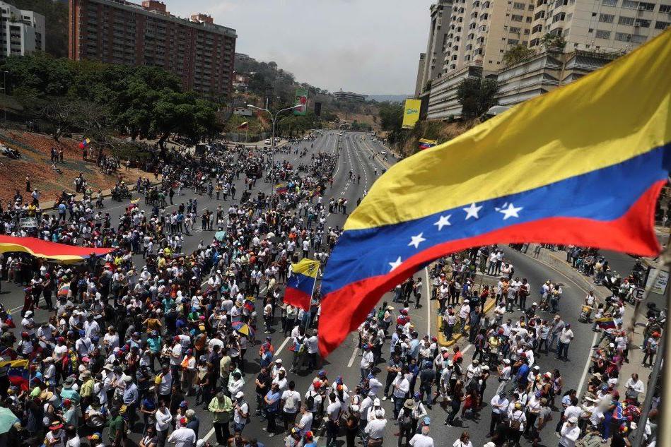 Proseguono le proteste a Caracas, 27enne uccisa durante una manifestazione VIDEO