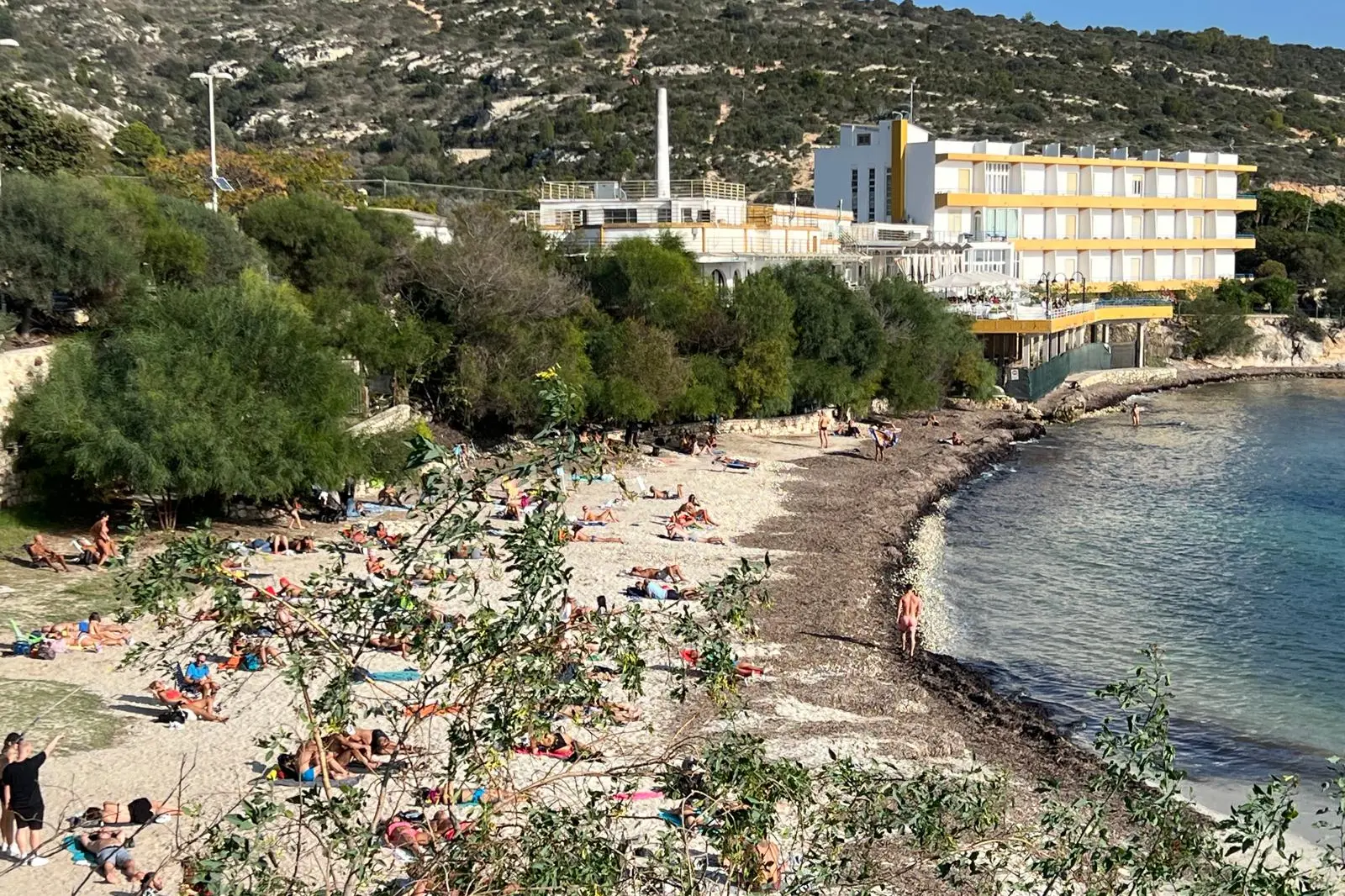 I bagnanti sulla spiaggia di Calamosca il giorno di Ognissanti