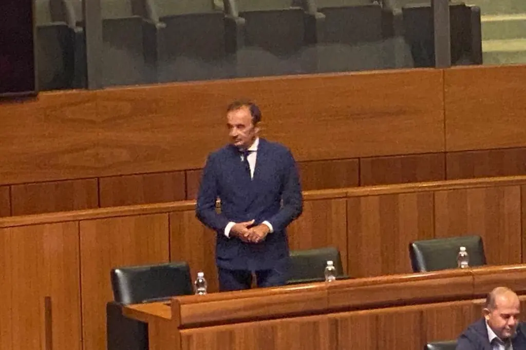 Marco Tedde among the benches of the Regional Council (photo Facebook)