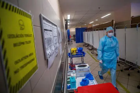 Un'area di isolamento Covid in un ospedale (Ansa)