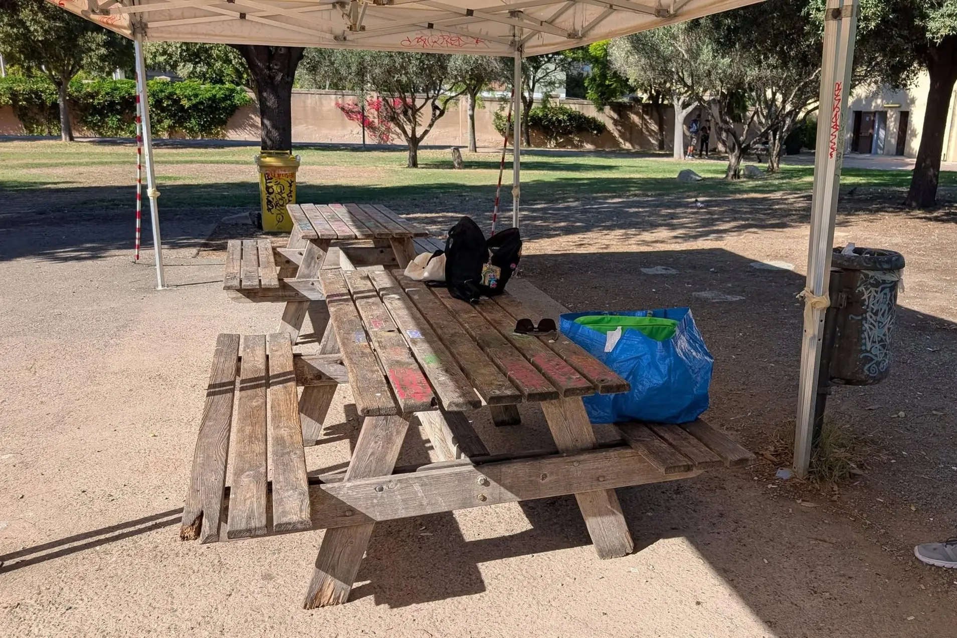 Il tavolo da picnic ribaltato a Monte Claro