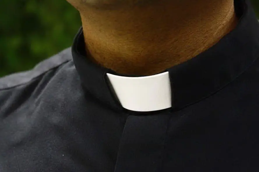 Un sacerdote (foto Pixabay)
