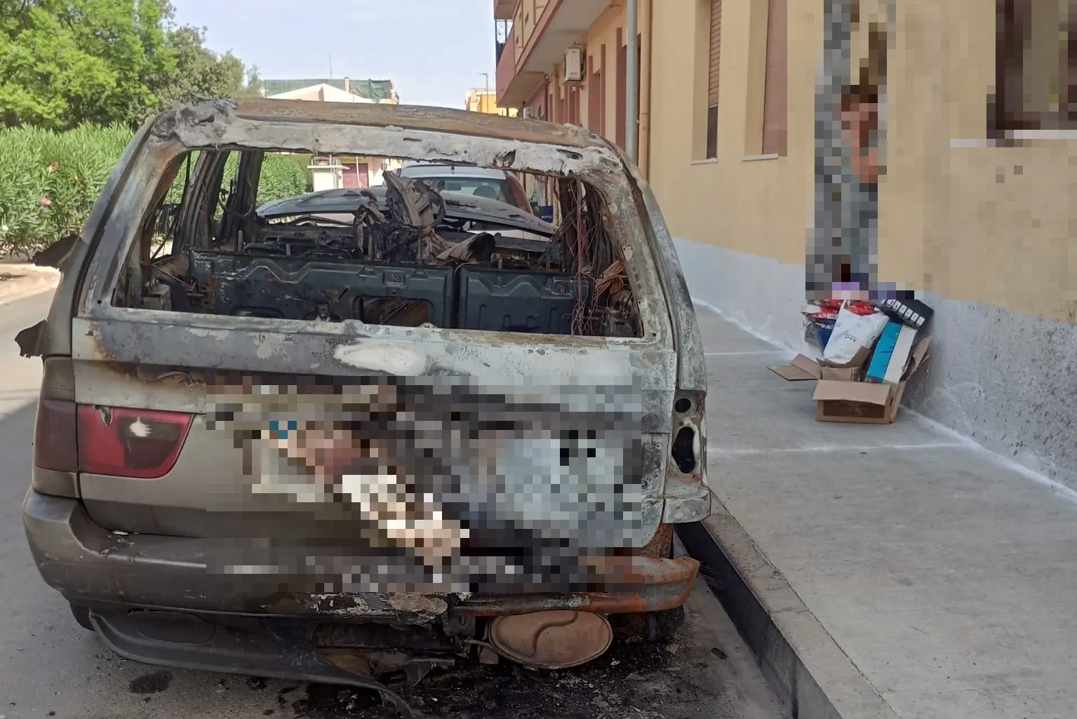 Quartucciu, auto bruciata in via Chiaramonti (Foto Fr. Melis)