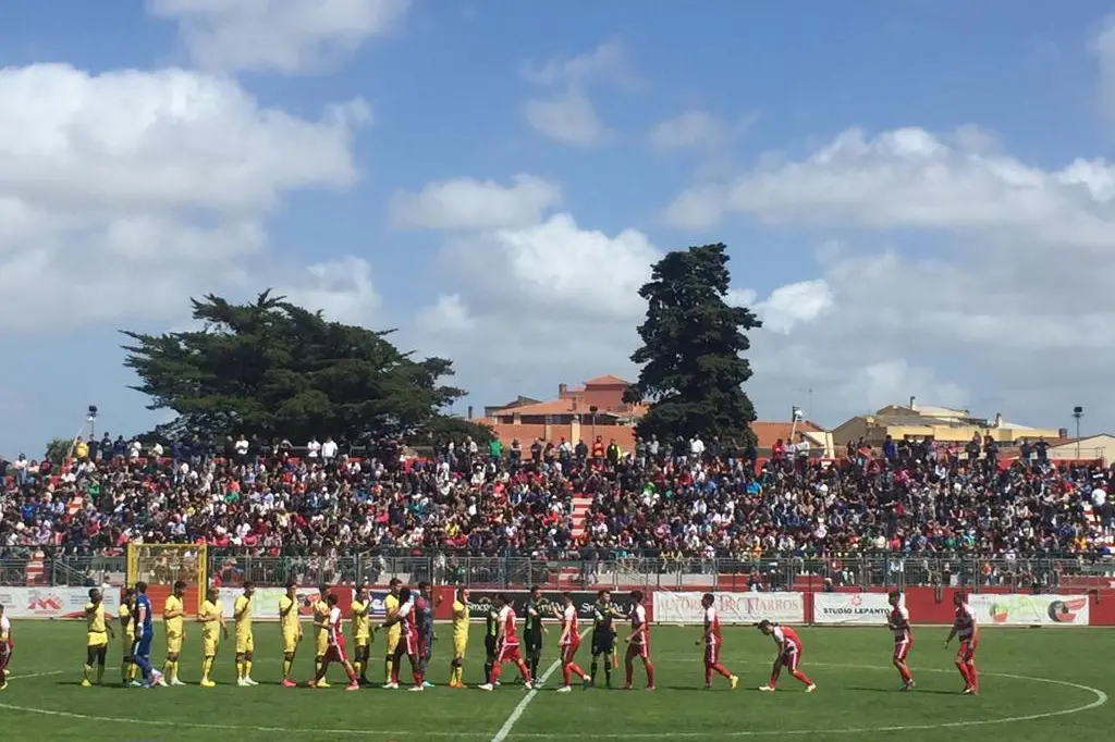The teams lined up in the center of the field (Alberto Masu)