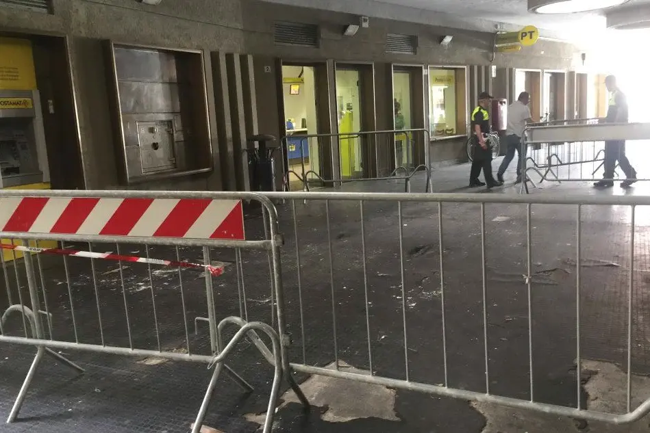 I vigili risistemano le transenne (L'Unione Sarda -- Sanna)