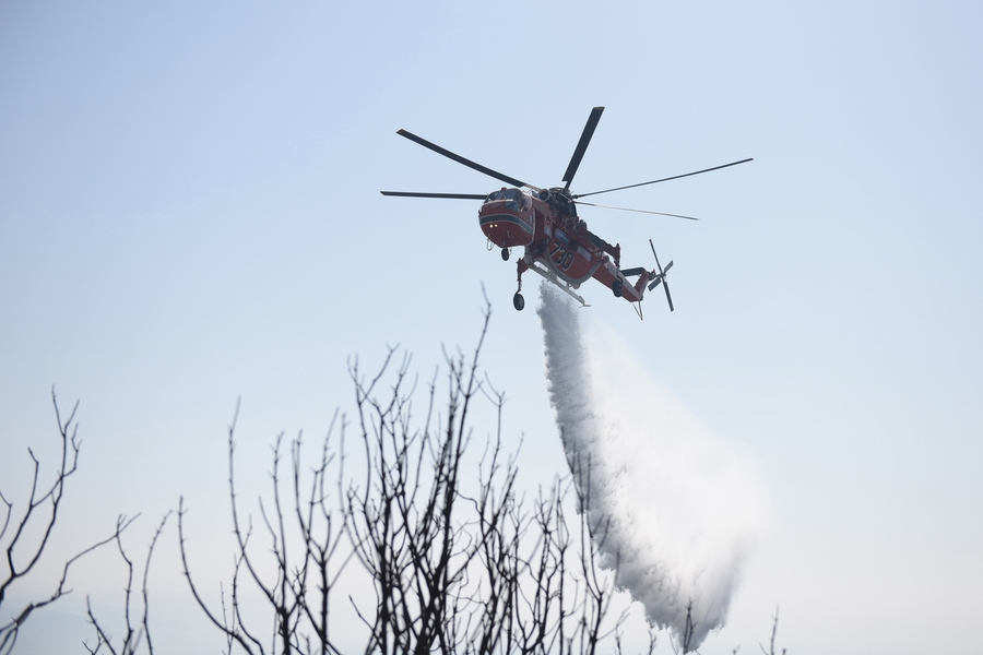 Elicottero precipita mentre spegne un incendio: due vittime