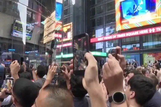 Folla a Times Square, le azioni di SpaceX infiammano Wall Street