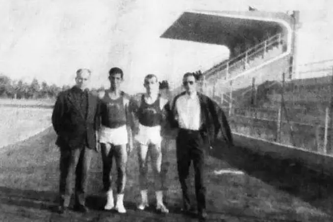 Una vecchia foto allo stadio Monteponi: De Fraia è il primo a destra