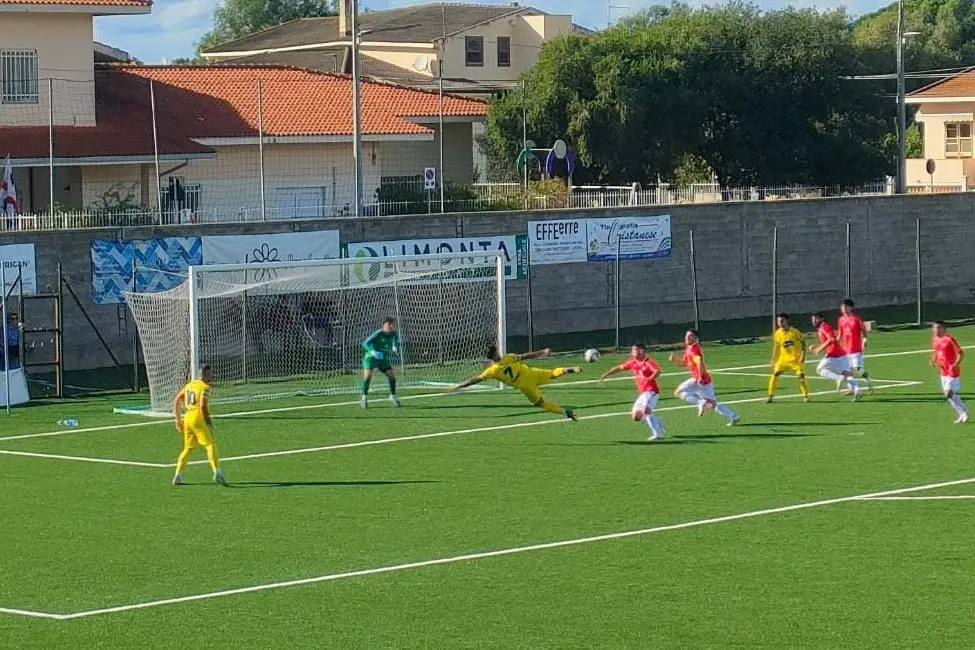 Conclusione sotto misura di Massimo Pibiri (27 anni) attaccante dell'Arborea (foto di Giacomo Pala)