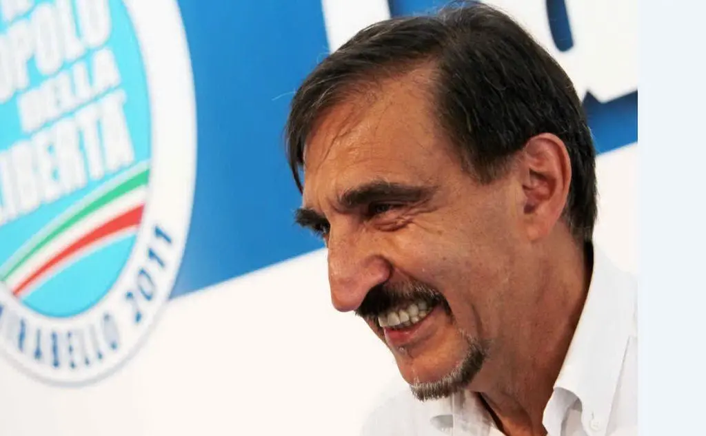 L'allora ministro della Difesa Ignazio La Russa
