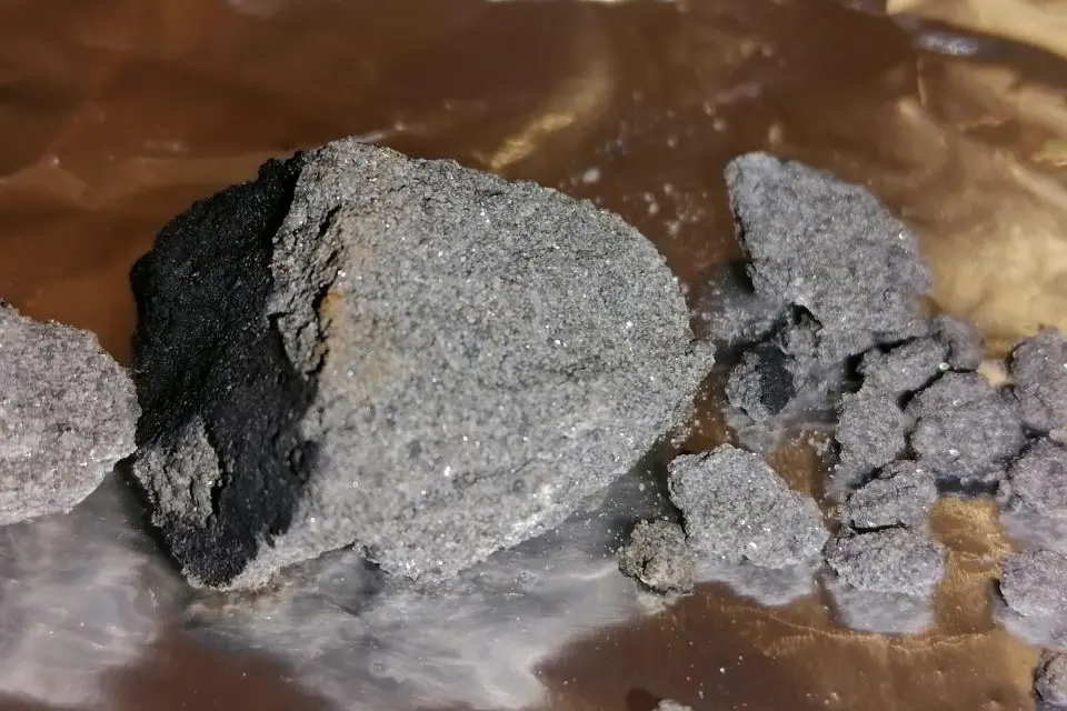I frammenti del "meteorite di San Valentino" (foto Prisma)