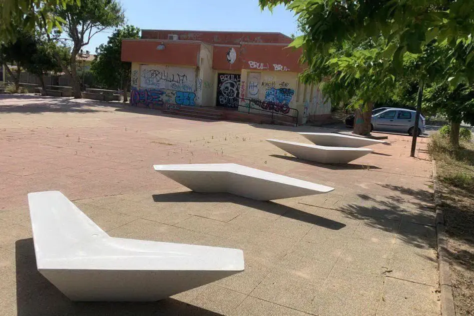 Le nuove panchine a Is Gannaus (foto L'Unione Sarda - Scano)