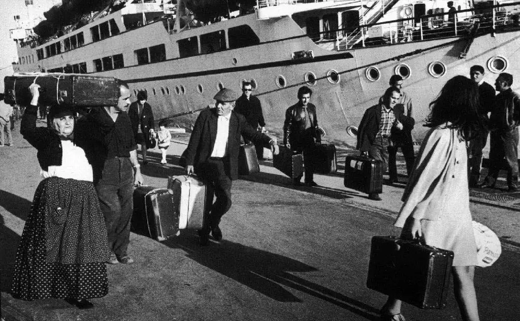 Emigrati al porto negli anni Sessanta (foto di Gianni Berengo Gardin)