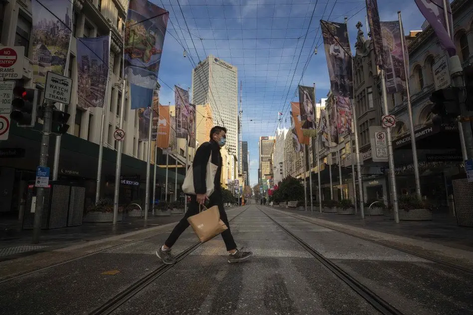 Un passante a Melbourne (Ansa)