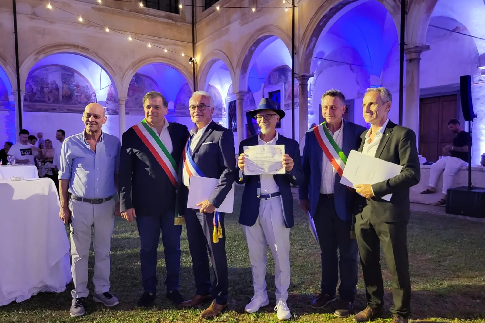 Il premio a Giuseppe Carta a Pietrasanta (foto ufficio stampa)