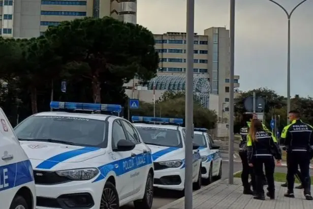 Auto della polizia locale al Brotzu