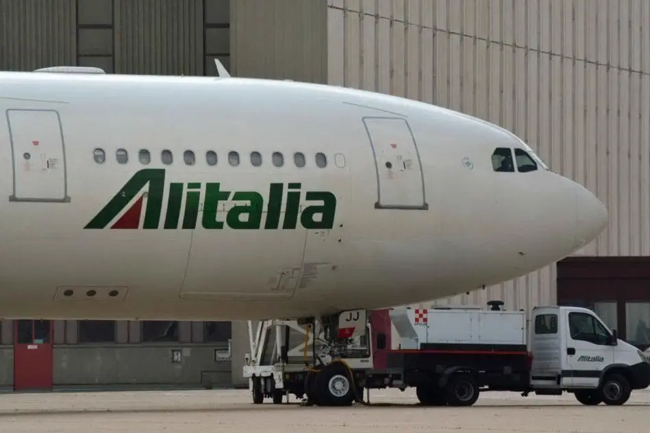 Un volo Alitalia (Ansa)