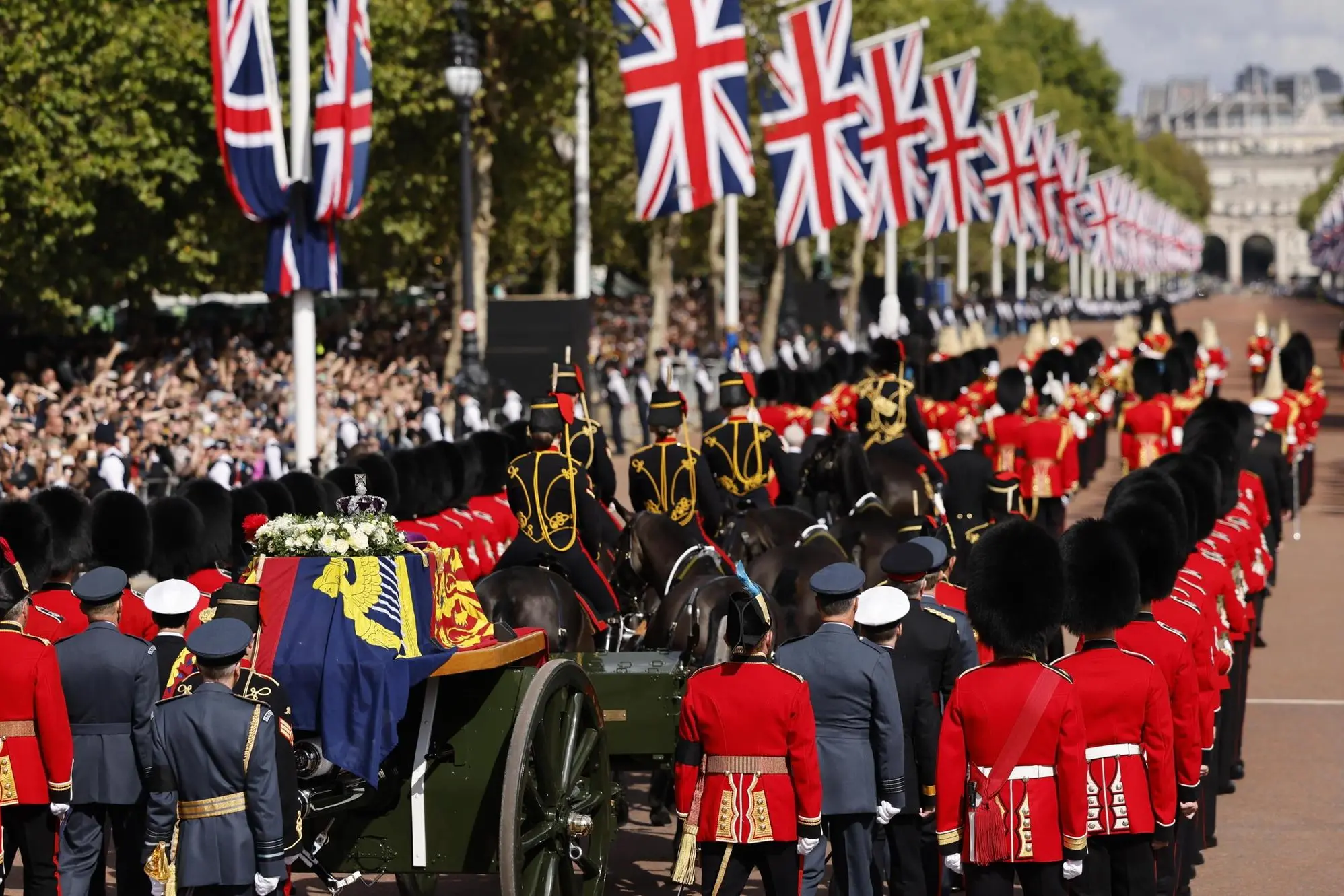 Il feretro di Elisabetta II ha raggiunto Westminster Hall portato a spalla da un picchetto della Guardia Reale