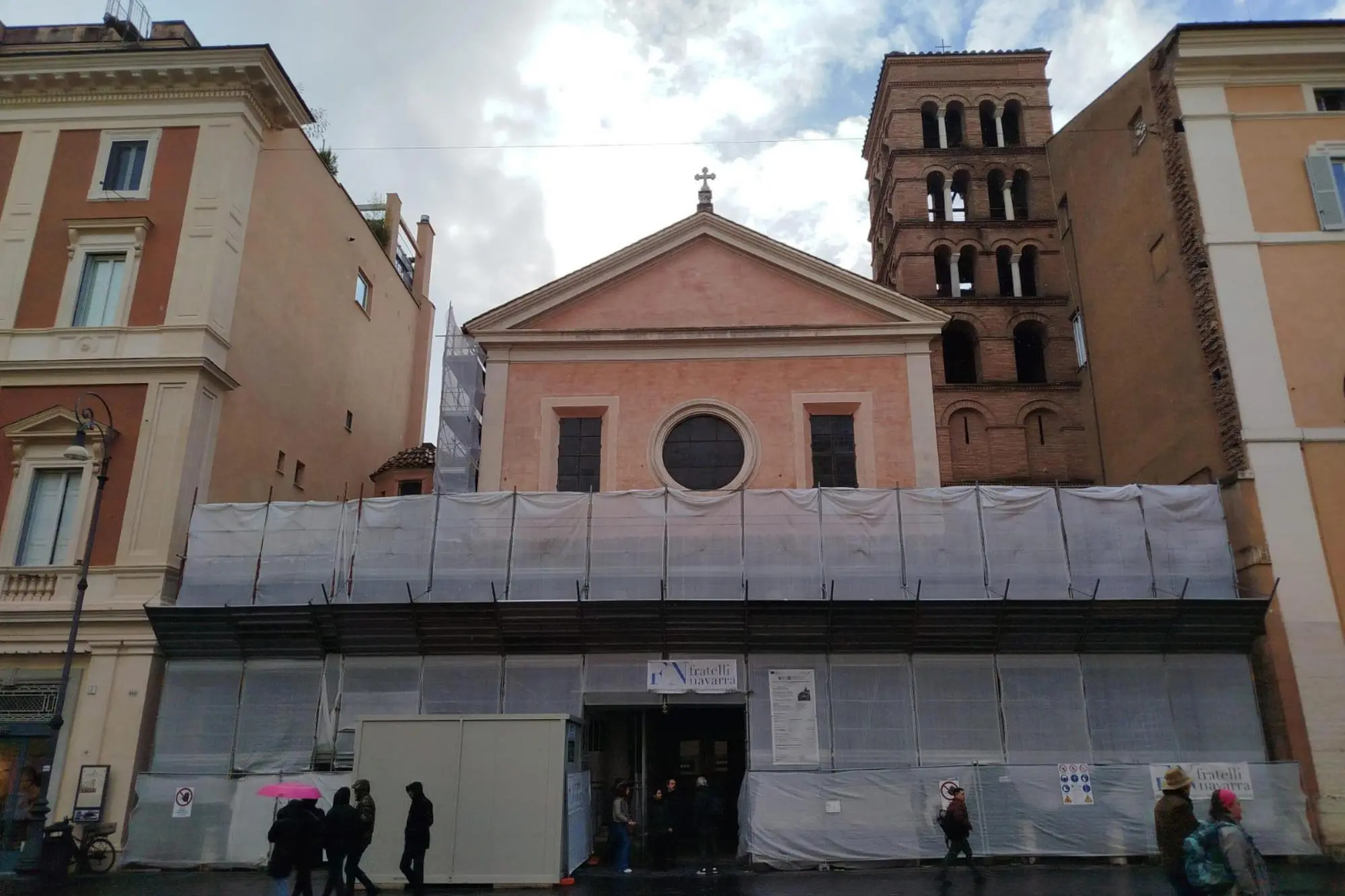 Una immagine esterna della chiesa di San Lorenzo in Lucina a Roma (Ansa)