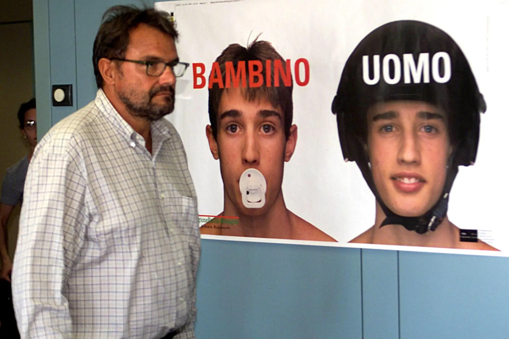 19990913 - BOLOGNA - SPE - TV: UN'ANTENNA PER OLIVIERO TOSCANI, MA SENZA GIORNALISTI - Oliviero Toscani ripreso accanto ad un poster realizzato per la nuova campagna sulla sicurezza stradale e sull'uso del casco realizzata per la Regione Emilia-Romagna e presentata oggi a Bologna nel corso di una conferenza stampa. GIORGIO BENVENUTI/ANSA/TO