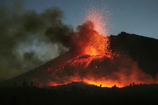 L'Etna continua a dare spettacolo: nuova eruzione con fontana di lava, cenere e boati